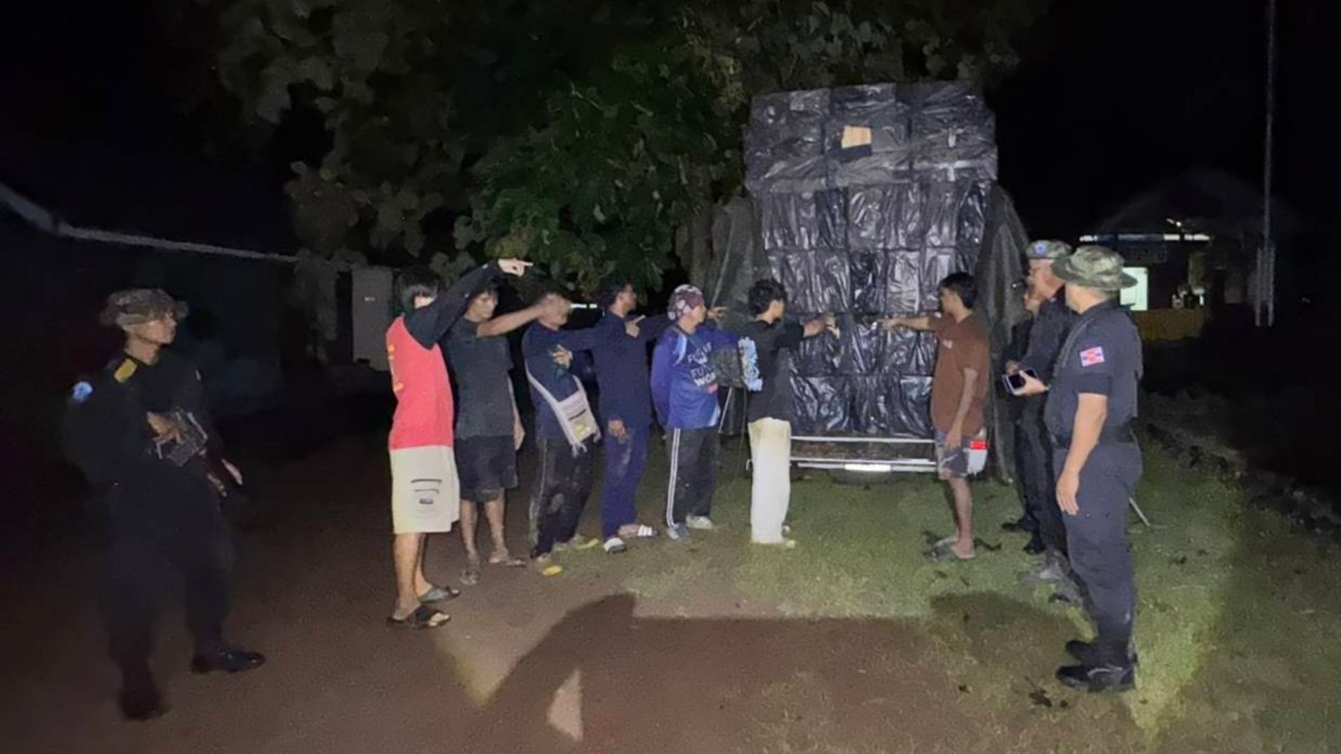 ปิดด่านก็ไม่รอด! ทหารพรานนาวิกโยธินสกัด 3 รถต้องสงสัย ยึดบุหรี่เถื่อนกว่า 65 ล้านบาท รวบ 7 ราย