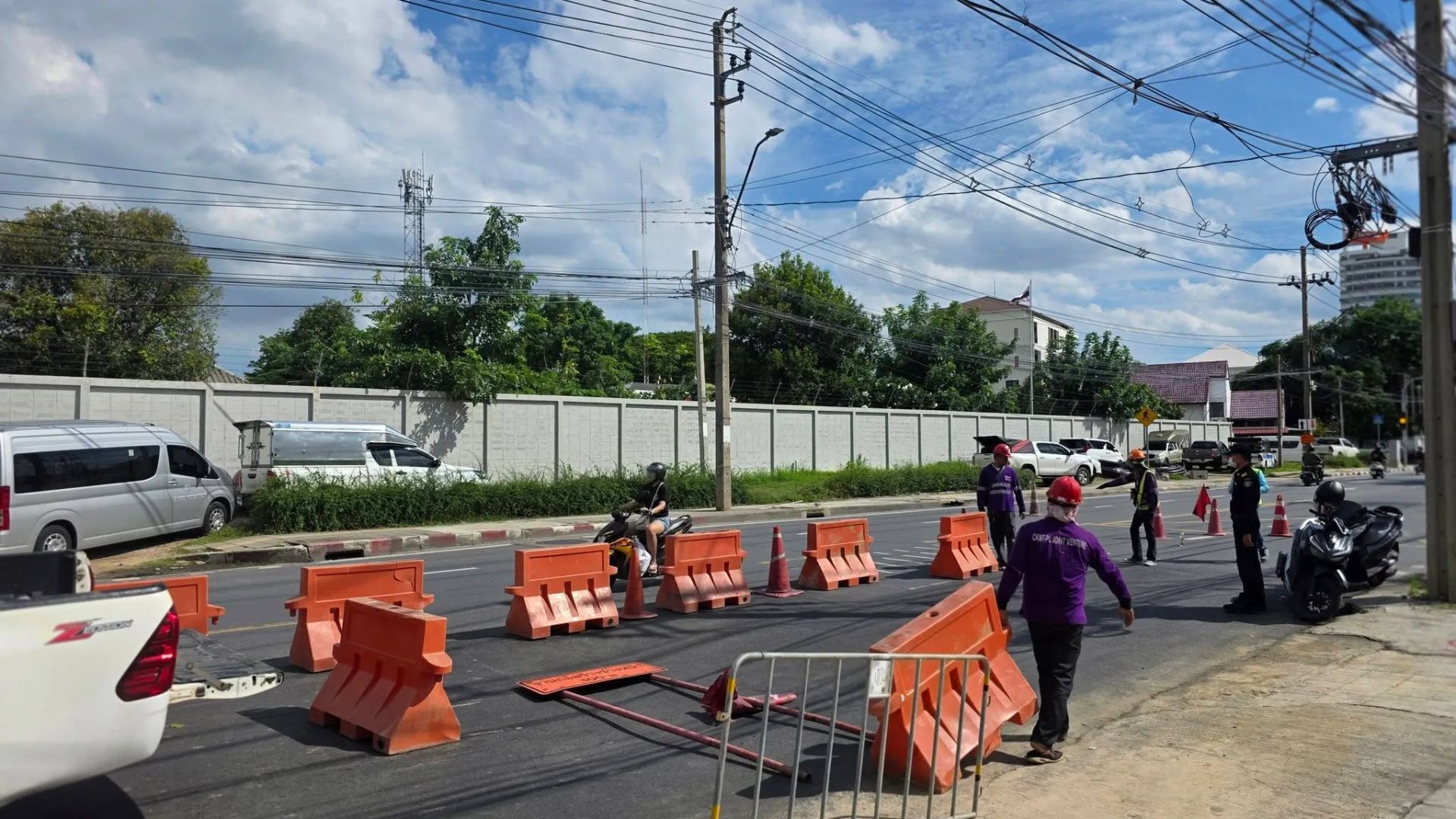 ถนนสามเสนทรุดหนัก 20 ซม. ใกล้รัฐสภา จนท.เร่งซ่อม กระทบการจราจร