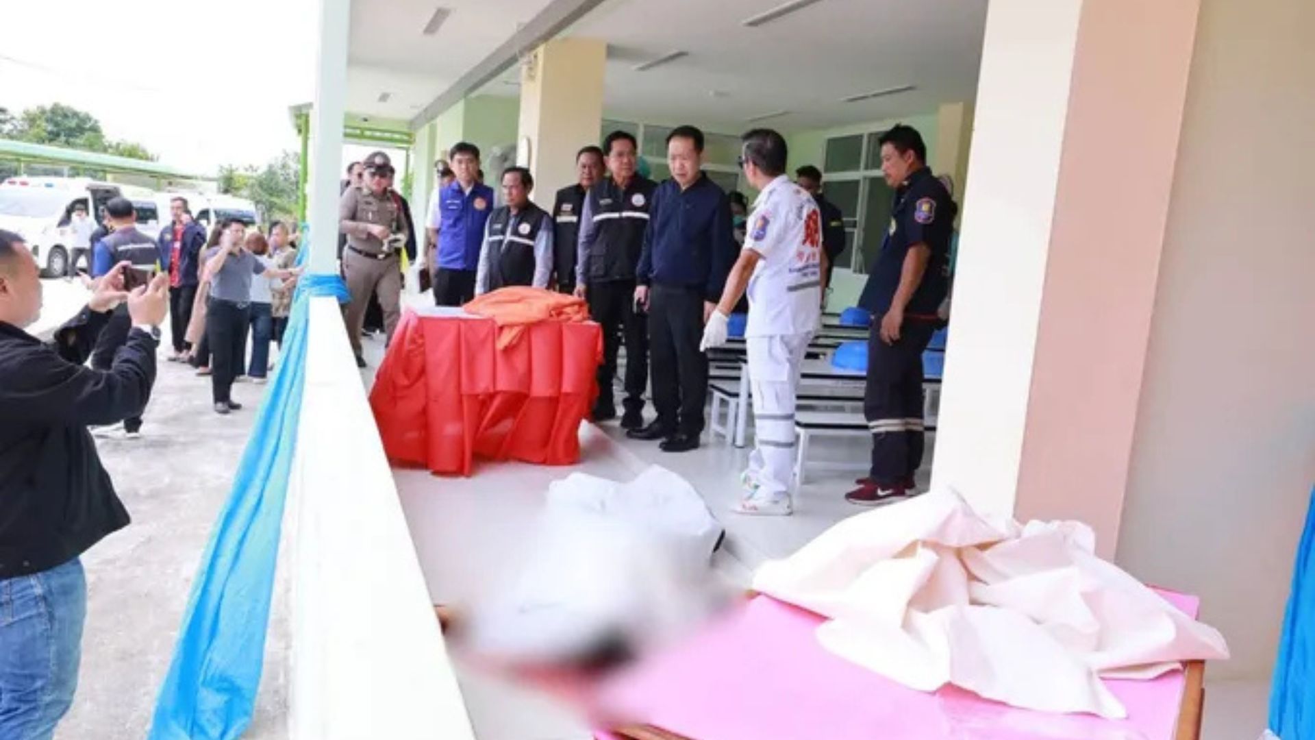 ระทึก! ตำรวจบุกยิงครูสาวเสียชีวิตกลางโรงเรียน เด็ก 44 คนปลอดภัย คนร้ายหลบหนี